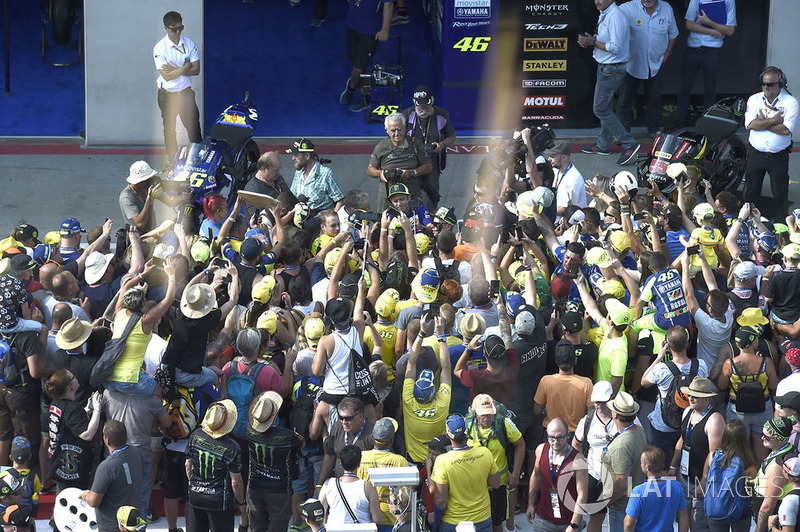 Valentino Rossi, Yamaha Factory Racingw con fans