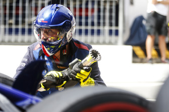 Toro Rosso engineers conduct a pit stop