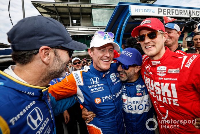 El ganador de la pole Scott Dixon, Chip Ganassi Racing Honda celebra su premio de la pole, Jimmie Johnson, Chip Ganassi Racing Honda, Tony Kanaan, Chip Ganassi Racing Honda, Marcus Ericsson, Chip Ganassi Racing Honda