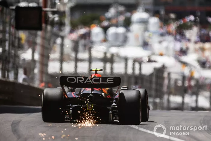 Sergio Pérez y el RB18 de Red Bull Racing echan chispas