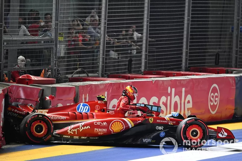 Carlos Sainz, Ferrari SF-24, sort de sa voiture endommagée après un accident lors des qualifications.