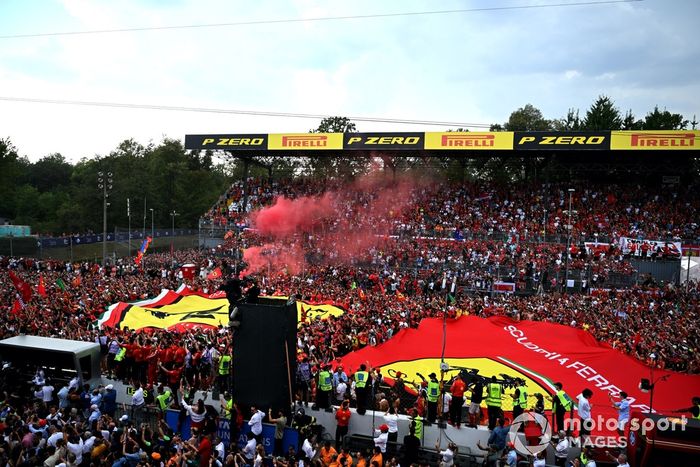 Los Tifosi muestran su apoyo durante la ceremonia del podio