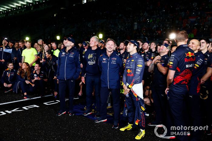 Adrian Newey, director técnico de Red Bull Racing, Helmut Marko, asesor de Red Bull Racing, Max Verstappen, Red Bull Racing, Christian Horner, director del equipo, Red Bull Racing, Sergio Pérez, Red Bull Racing, celebrando la victoria y el mundial