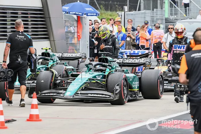 Lewis Hamilton, Mercedes-AMG, inspecciona el coche de Fernando Alonso, Aston Martin AMR23, en Parc Ferme tras la clasificación