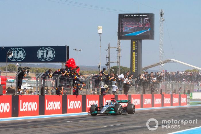 George Russell, Mercedes W13, 3ª posición, cruza la línea de meta