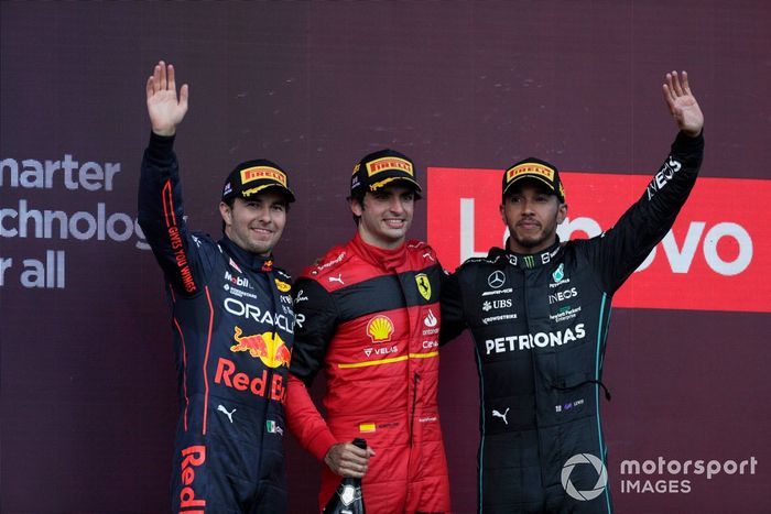 Podio: segundo lugar Sergio Pérez, Red Bull Racing, ganador Carlos Sainz, Ferrari, tercer lugar Lewis Hamilton, Mercedes-AMG