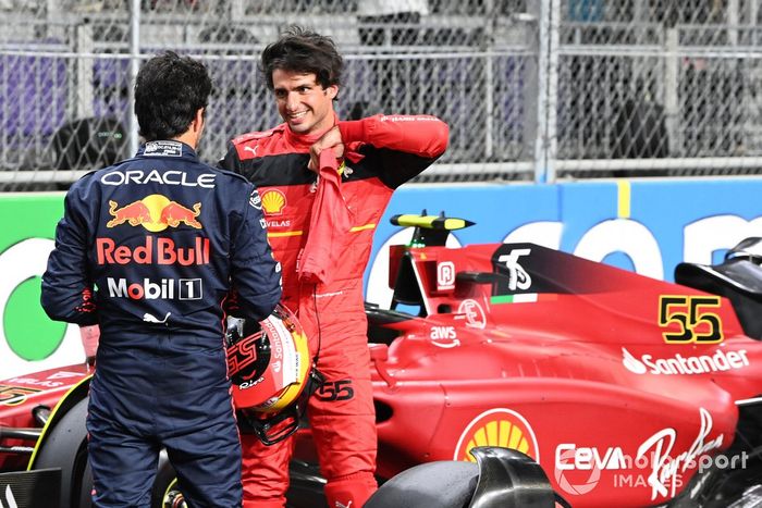 Ganador de la pole, Sergio Pérez, de Red Bull Racing, celebra tras la clasificación  con Carlos Sainz Jr., Ferrari