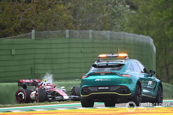 El coche médico y el coche chocado de Zhou Guanyu, Alfa Romeo C42
