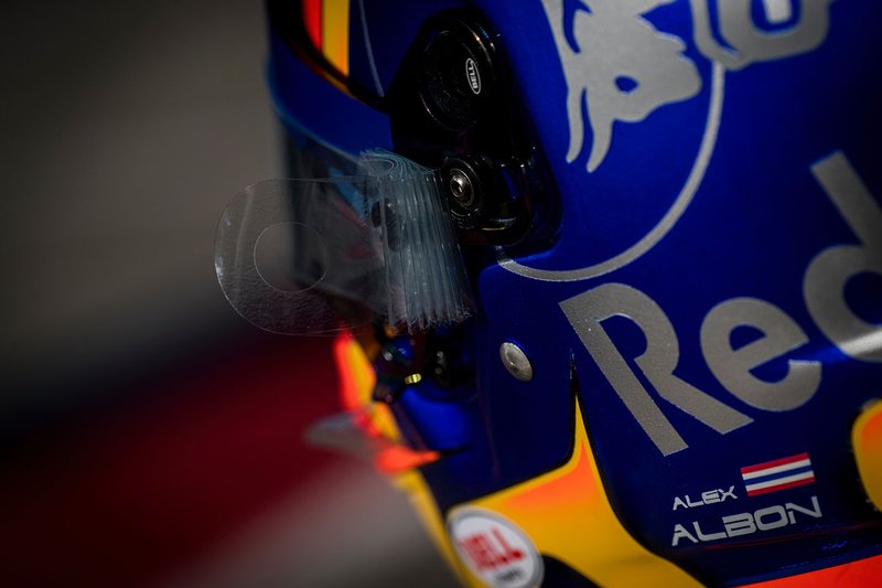 Een detailfoto van de helm van Alex Albon, Scuderia Toro Rosso