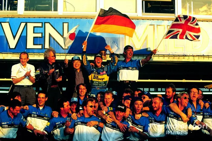 Michael Schumacher festeggia con Flavio Briatore, Luciano Benetton e il resto del team Benetton Renault dopo aver vinto i Mondiali Piloti e Costruttori