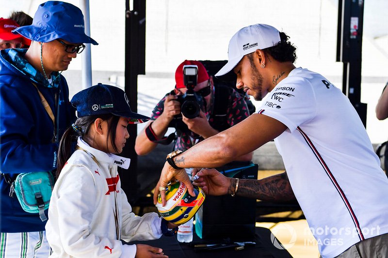 Lewis Hamilton, Mercedes AMG F1, firma un mini casco per una tifosa