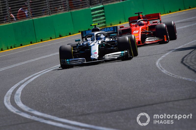 Valtteri Bottas, Mercedes AMG W10, voor Sebastian Vettel, Ferrari SF90