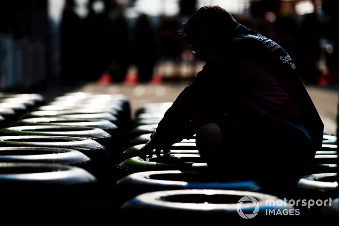Un mecánico de Racing Point