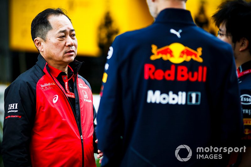 Toyoharu Tanabe, F1 Technical Director, Honda, talks with Red Bull team members