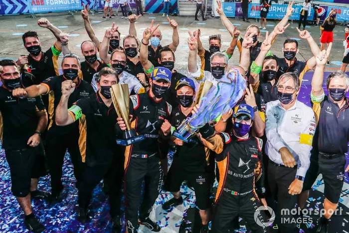 Jean-Eric Vergne, DS Techeetah, Antonio Félix da Costa, DS Techeetah celebran con el equipo