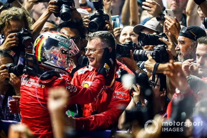 Ganador de la carrera Sebastian Vettel, Ferrari celebra en el Parc Ferme 