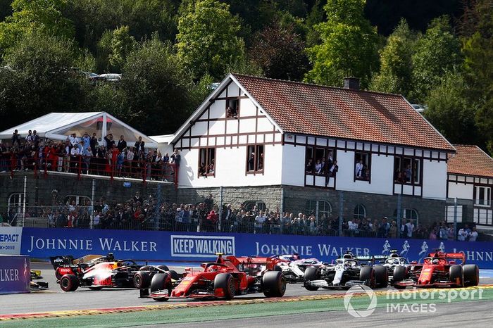 Charles Leclerc, Ferrari SF90, Sebastian Vettel, Ferrari SF90, Lewis Hamilton, Mercedes AMG F1 W10 and Valtteri Bottas, Mercedes AMG W10. Kimi Raikkonen, Alfa Romeo Racing C38 acaba de ser lanzado al aire por Max Verstappen, Red Bull Racing RB15 