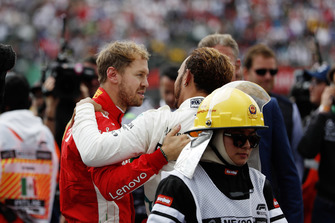 Sebastian Vettel, Ferrari, si congratula con il Campione del Mondo Lewis Hamilton, Mercedes AMG F1, nel parco chiuso