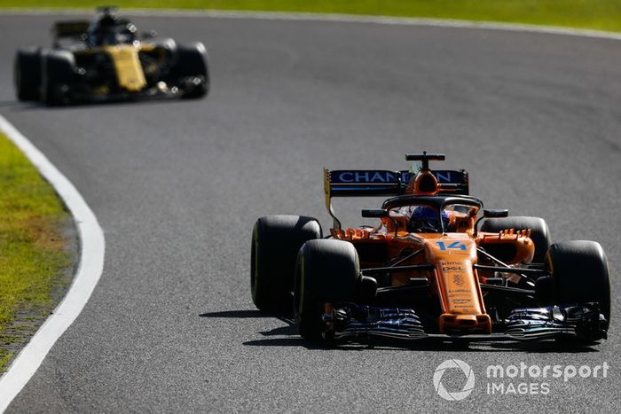 Fernando Alonso, McLaren MCL33, y Nico Hulkenberg, Renault Sport F1 Team R.S. 18