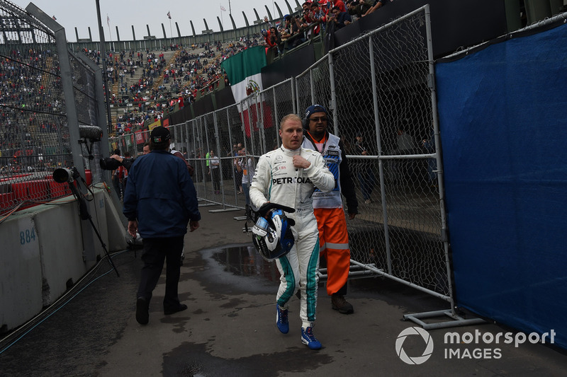 Valtteri Bottas, Mercedes AMG F1, dopo lo stop in pista nelle FP2 