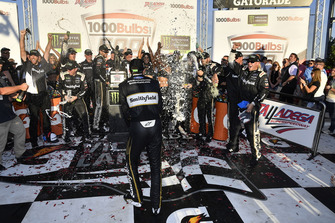 Race winner Aric Almirola, Stewart-Haas Racing, Ford Fusion Smithfield Bacon for Life
