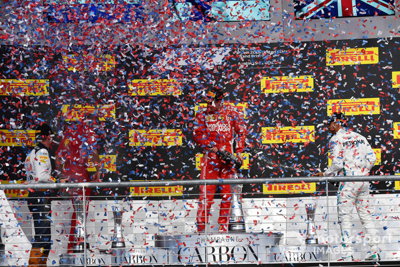 Max Verstappen, Red Bull Racing, Kimi Raikkonen, Ferrari et Lewis Hamilton, Mercedes AMG F1 sur le podium avec le champagne