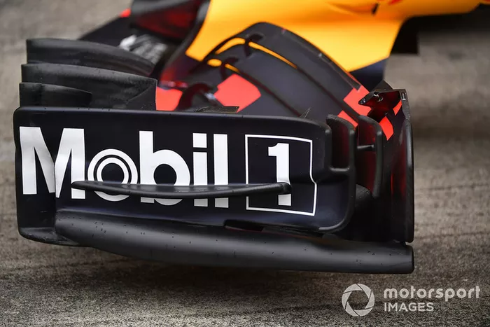 A placa frontal atualizada da asa usada pela Red Bull, apresentando um slot adicional em direção à parte traseira da superfície para ajudar a reduzir o fluxo de ar