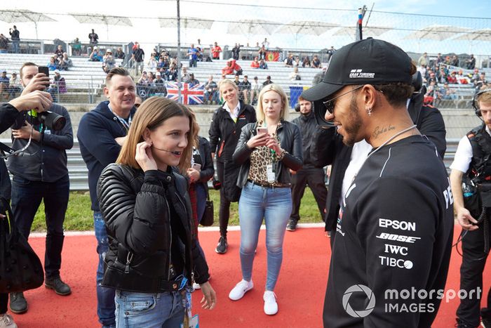 La actriz Millie Bobby Brown conoce a Lewis Hamilton, Mercedes AMG F1