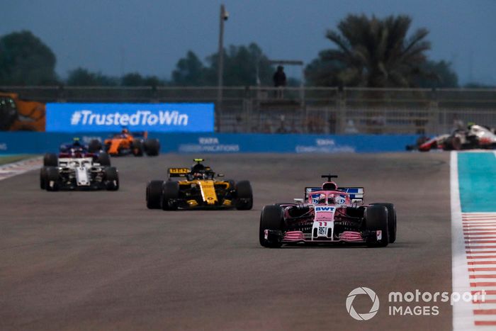 Sergio Perez, Racing Point Force India VJM11, Carlos Sainz Jr., Renault Sport F1 Team R.S. 18 y Marcus Ericsson, Sauber C37