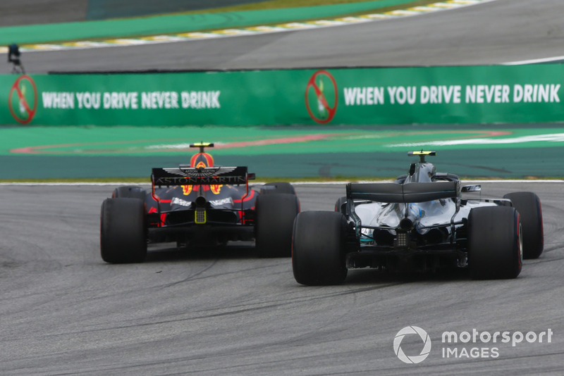 Max Verstappen, Red Bull Racing RB14, overtakes Valtteri Bottas, Mercedes AMG F1