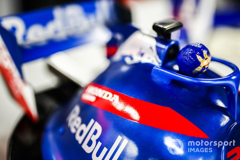 Topi unik bertemakan mobil Toro Rosso