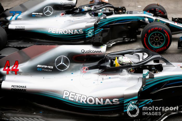 Lewis Hamilton, Mercedes AMG F1, celebra su pole position  y Valtteri Bottas, Mercedes AMG F1 W09.