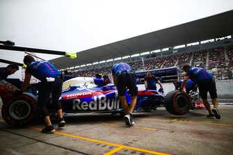 Pierre Gasly, Scuderia Toro Rosso STR13, rentre au stand