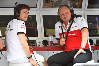 Charles Leclerc, Sauber et Frederic Vasseur, directeur de Sauber, sur le muret des stands de l'équipe pendant les FP1
