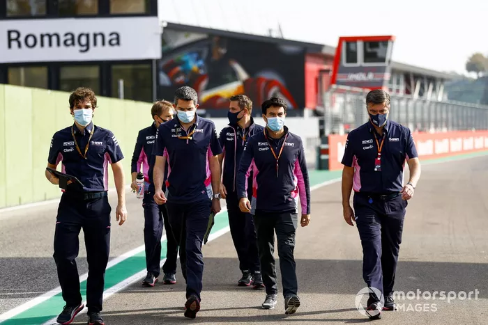 Sergio Pérez, Andy Stevenson (director deportivo de Racing Point) y otros miembros del equipo recorren Imola