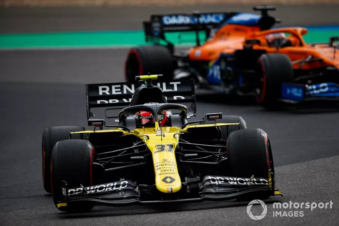 Esteban Ocon, Renault F1 Team R.S.20, Carlos Sainz Jr., McLaren MCL35