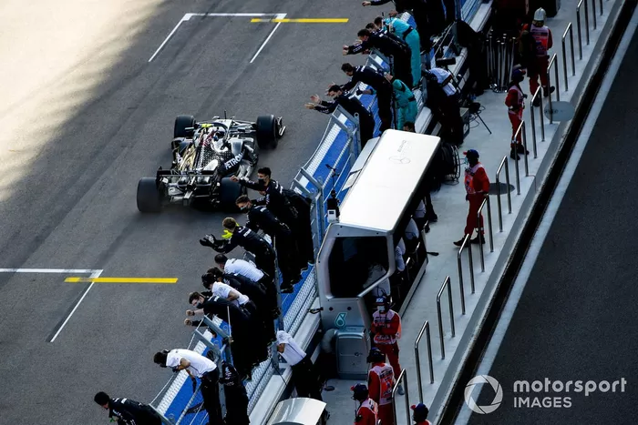El ganador de la carrera Valtteri Bottas, Mercedes F1 W11 cruza la línea de meta