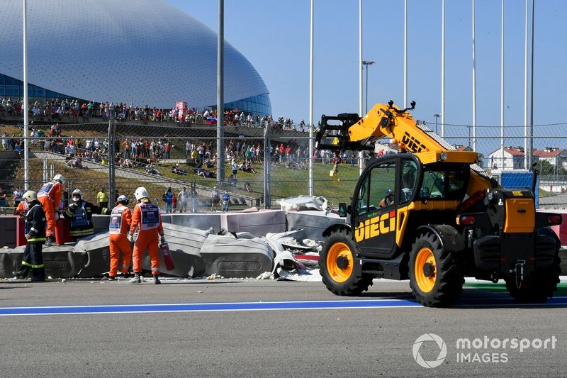 Comisarios con el coche accidentado de Luca Ghiotto, Hitech Grand Prix tras el toque con Jack Aitken, Campos Racing 