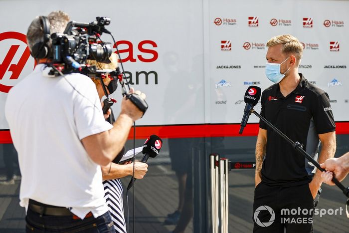Kevin Magnussen, Haas F1, habla ante la prensa
