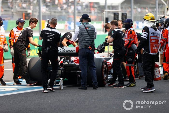 Zhou Guanyu, Alfa Romeo C42, en el pit lane