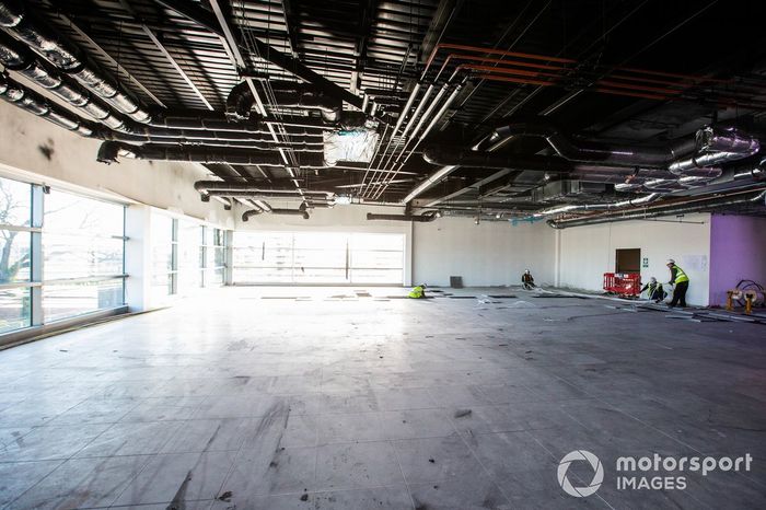 Visita a la fábrica de Aston Martin en Silverstone