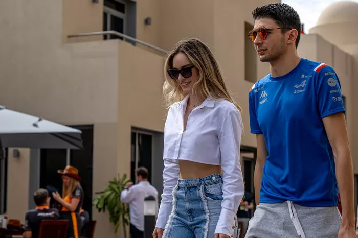 Esteban Ocon, del equipo Alpine F1, con su novia Elena Berri 
