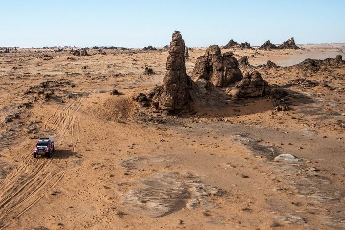 #300 Toyota Gazoo Racing: Nasser Al-Attiyah, Matthieu Baumel