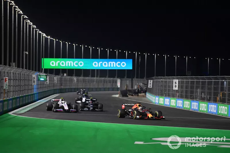 Max Verstappen, Red Bull Racing RB16B, Mick Schumacher, Haas VF-21, Pierre Gasly, AlphaTauri AT02
