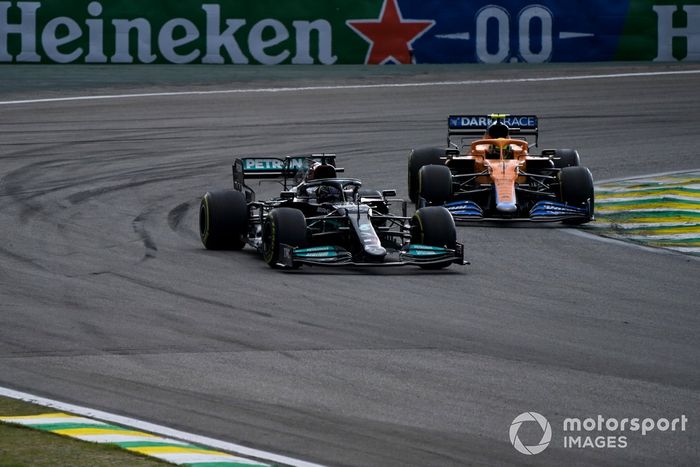 Lewis Hamilton, Mercedes W12, adelanta a Lando Norris, McLaren MCL35M