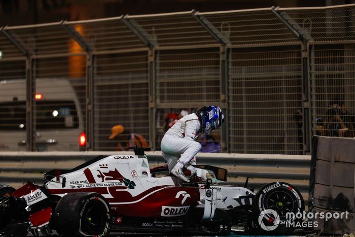 Kimi Raikkonen, Alfa Romeo Racing C41, se baja de su coche tras chocar en la FP2