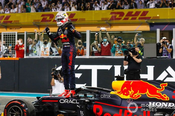 Max Verstappen, Red Bull Racing, 1ª posición, celebra a su llegada al Parc Ferme tras conseguir el título de pilotos de 2021