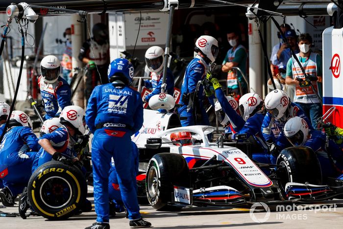 Nikita Mazepin, Haas VF-21, en los boxes