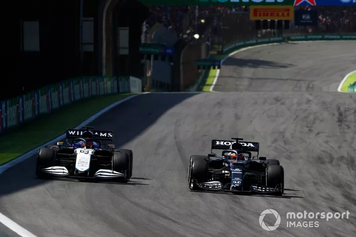 Yuki Tsunoda, AlphaTauri AT02, lucha con George Russell, Williams FW43B