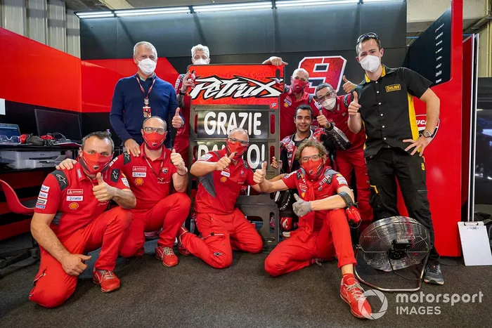 I membri del Ducati Team ringraziano Danilo Petrucci, Ducati Team